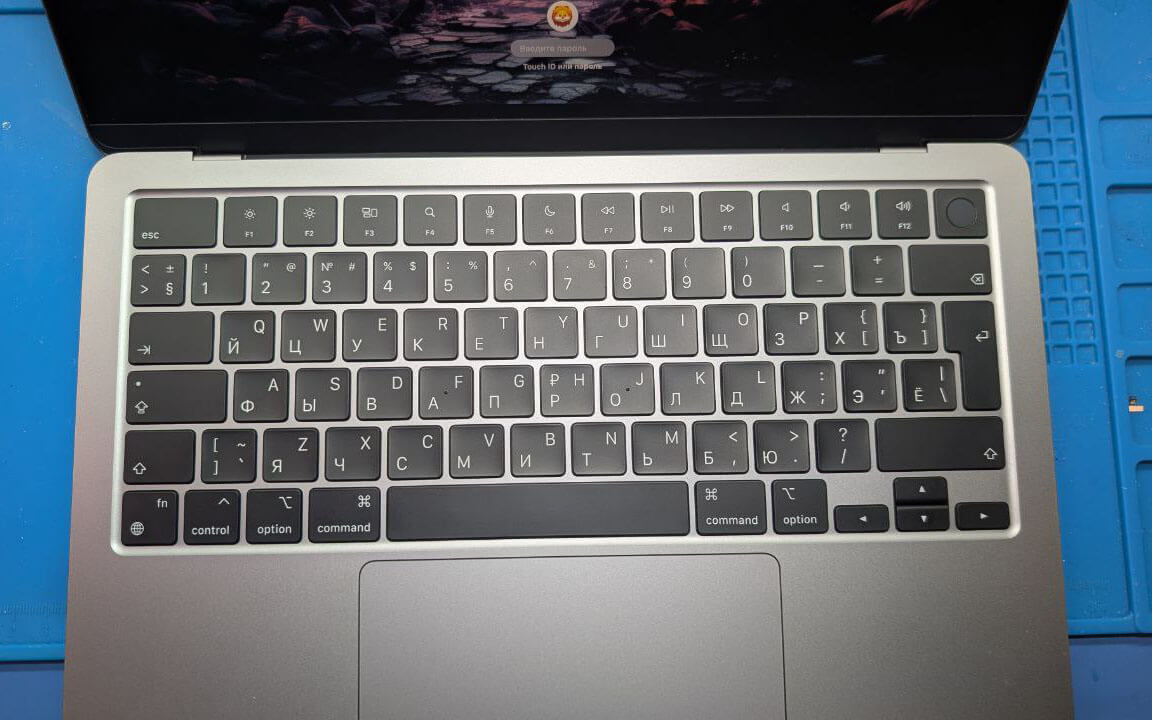 лазерная гравировка клавиатуры macbook в алматы