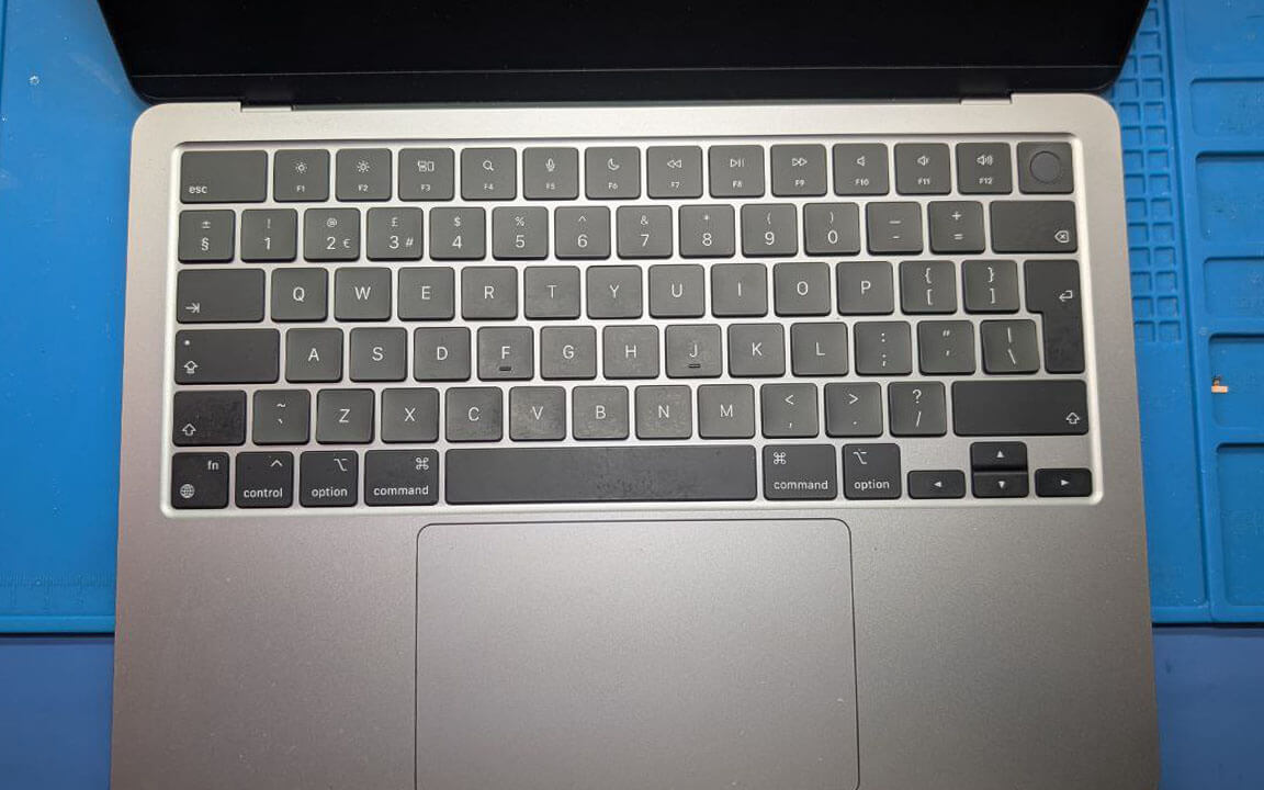 лазерная гравировка клавиатуры macbook в алматы