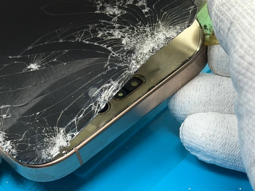 Повреждённое стекло дисплея iPhone 16 Pro Max перед диагностикой и заменой стекла в iSupport