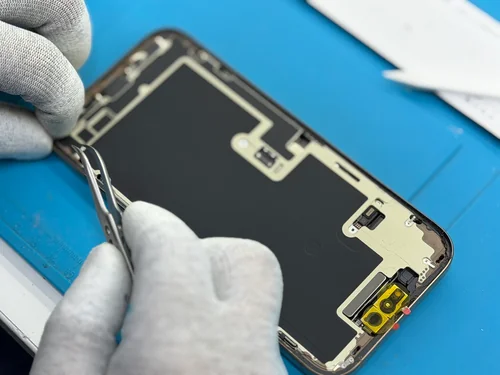 Процесс ремонта iPhone 16 Pro Max в iSupport — аккуратная разборка устройства и проверка внутренних компонентов
