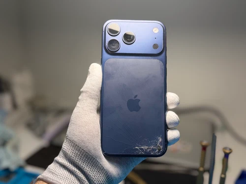 iPhone 17 Pro Max перед заменой заднего стекла в iSupport — трещины на задней панели после падения
