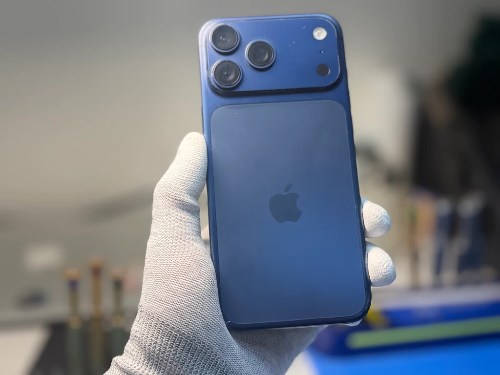 iPhone 17 Pro Max после замены заднего стекла в iSupport — восстановленная задняя панель после ремонта