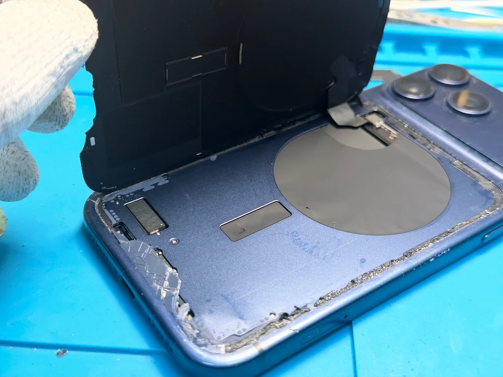 Процесс замены заднего стекла iPhone 17 Pro Max в iSupport — подготовка корпуса к установке новой панели