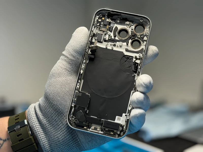 Процесс замены корпуса iPhone 17 Pro: проверка внутренней рамки, посадочных зон и подготовка компонентов к сборке