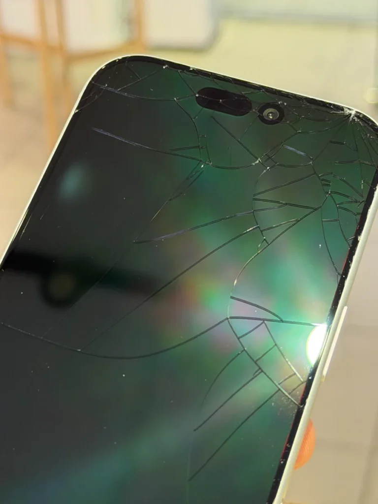Реальный пример повреждения стекла iPhone Air после падения — диагностика перед заменой в iSupport.