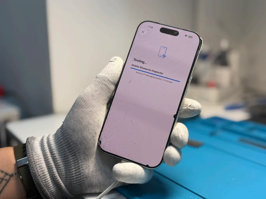 Диагностика дисплея iPhone 17 Pro перед заменой: проверка изображения, сенсора и состояния экрана после повреждения