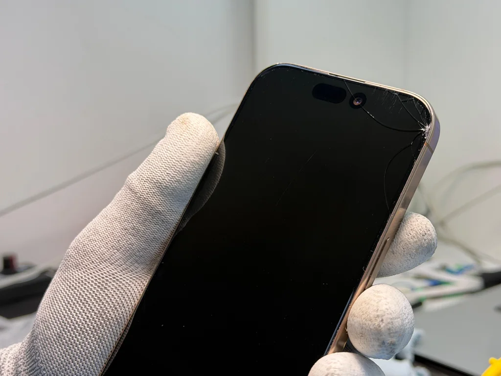 Повреждённое стекло дисплея iPhone 16 Pro перед ремонтом — диагностика экрана в сервисном центре iSupport