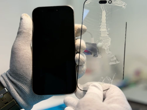 iPhone 16 Pro с замененным стеклом.