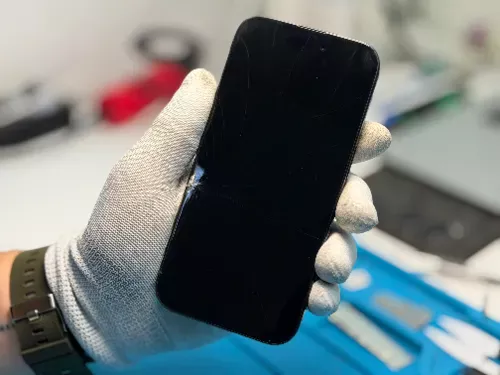 iPhone 16 с повреждённым стеклом перед заменой в iSupport.