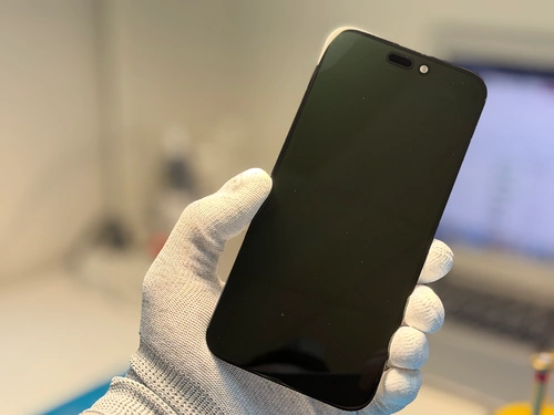 Мастер iSupport проверяет дисплей iPhone 16 Plus перед заменой экранного модуля