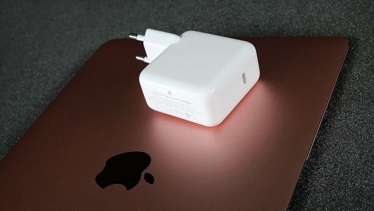 Можно ли заряжать MacBook зарядкой меньшей мощности